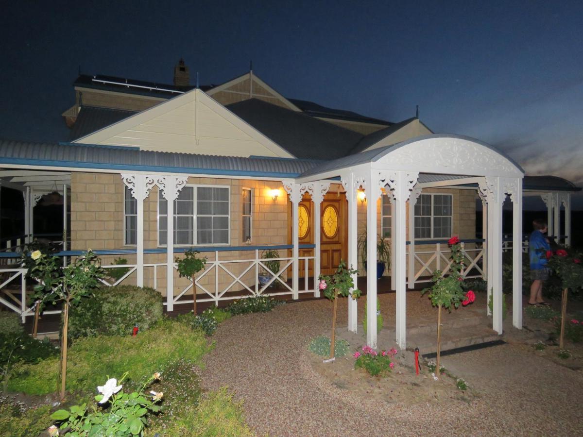 Bed and Breakfast Grovely House Станторп Экстерьер фото