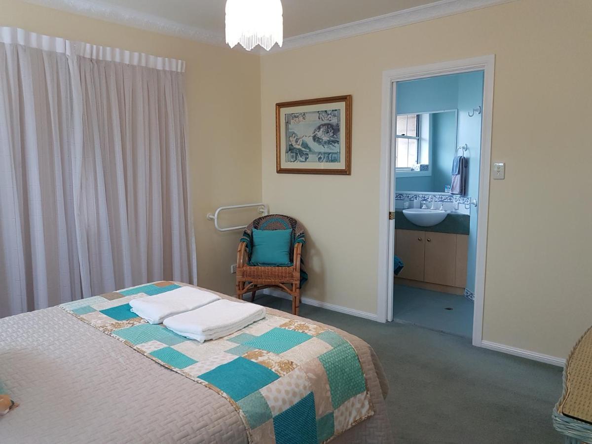 Bed and Breakfast Grovely House Станторп Экстерьер фото