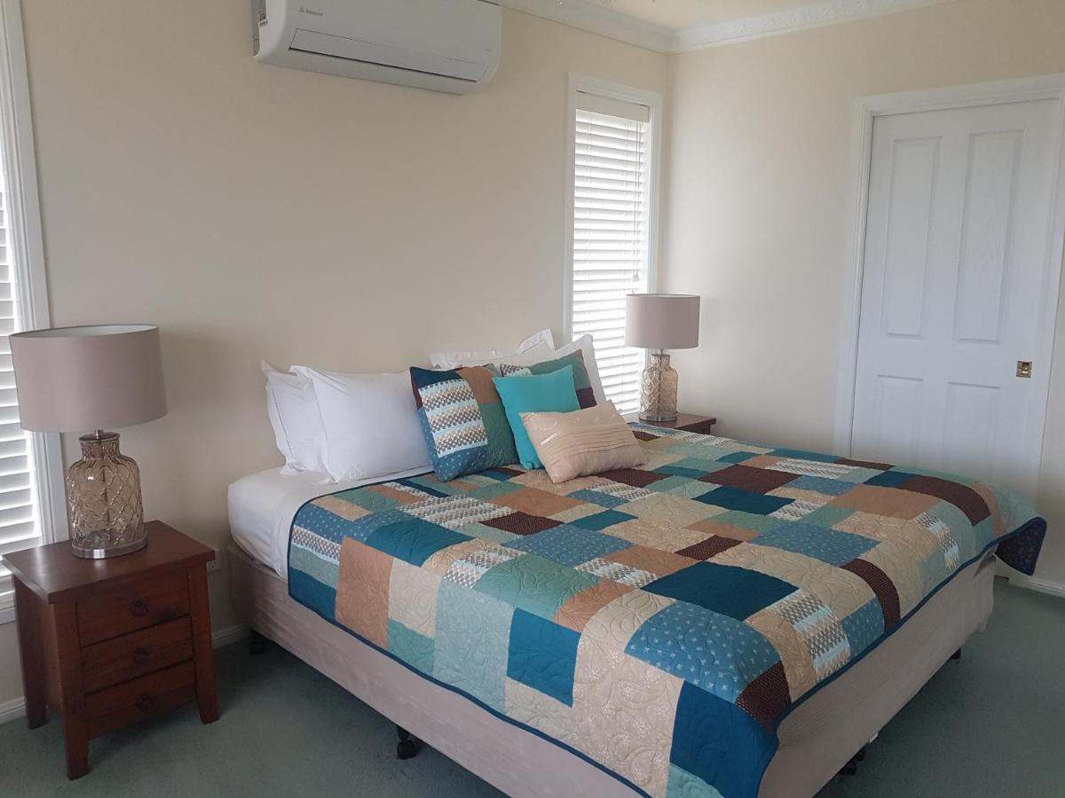 Bed and Breakfast Grovely House Станторп Экстерьер фото