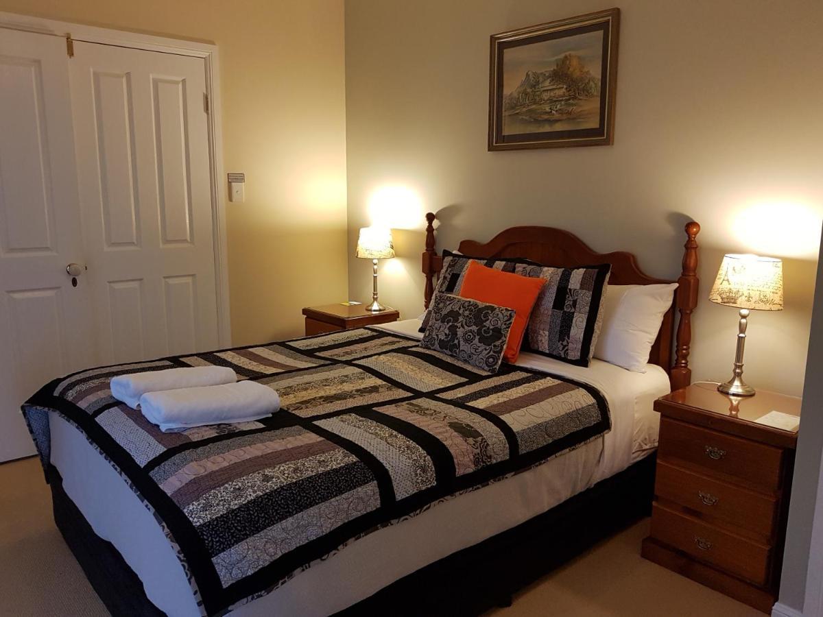 Bed and Breakfast Grovely House Станторп Экстерьер фото