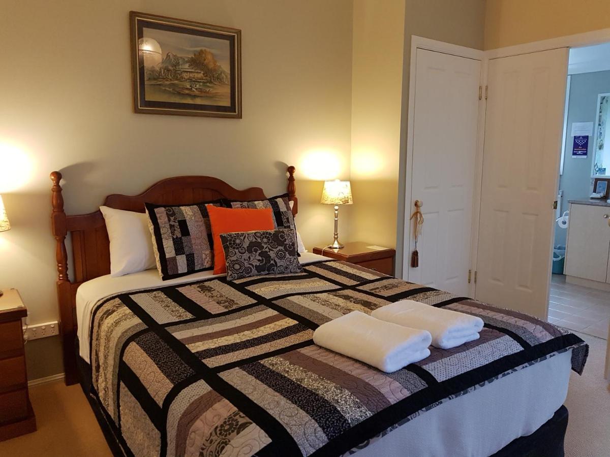 Bed and Breakfast Grovely House Станторп Экстерьер фото